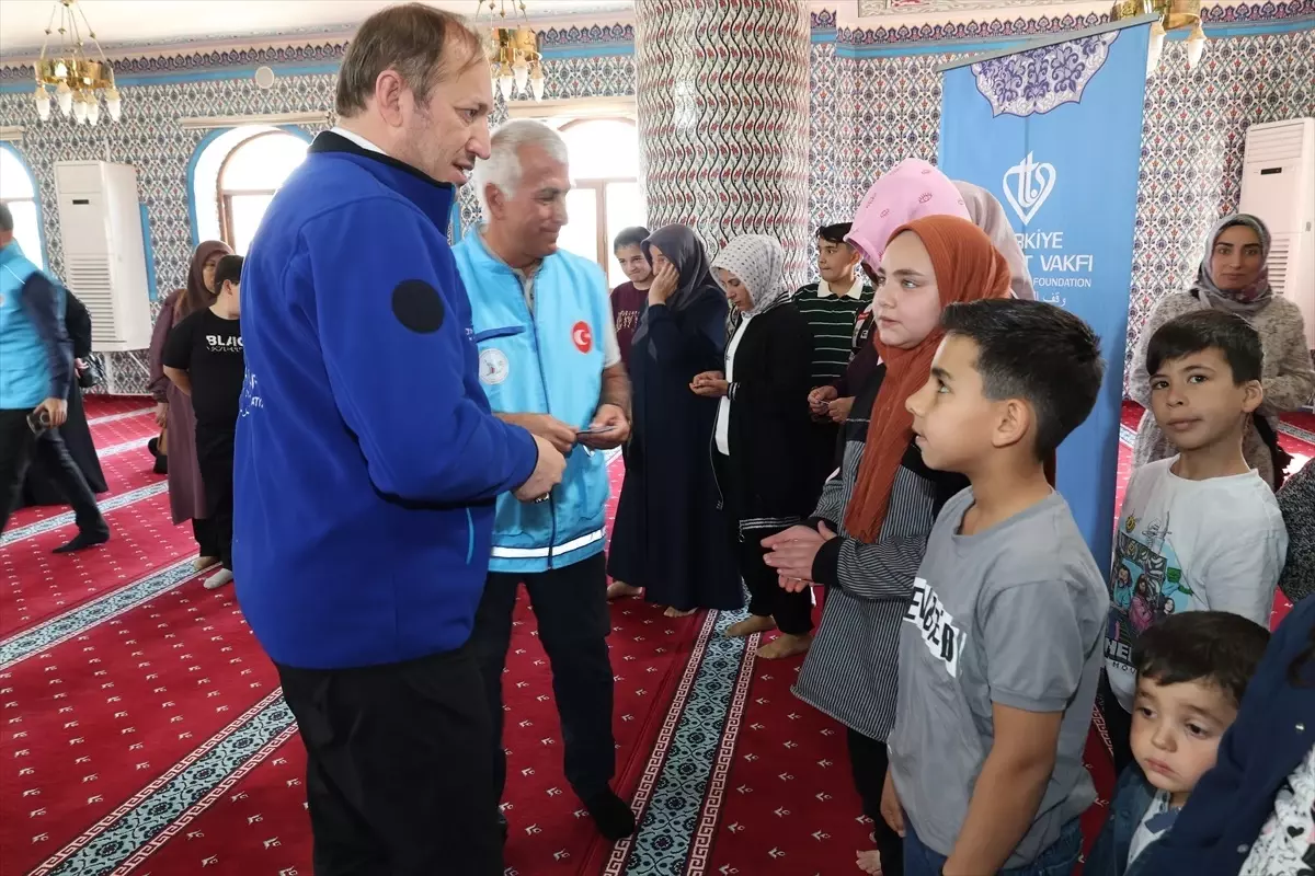 TDV'den Depremzedelere Yardım: 100 Aileye Alışveriş Kartı Dağıtıldı