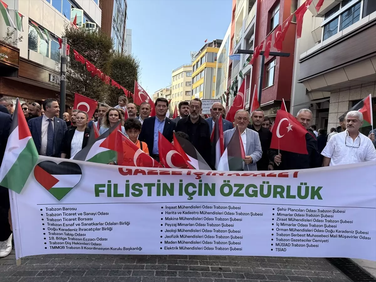 Trabzon'da 'Gazze İçin Ayaktayız' sloganıyla yürüyüş düzenlendi
