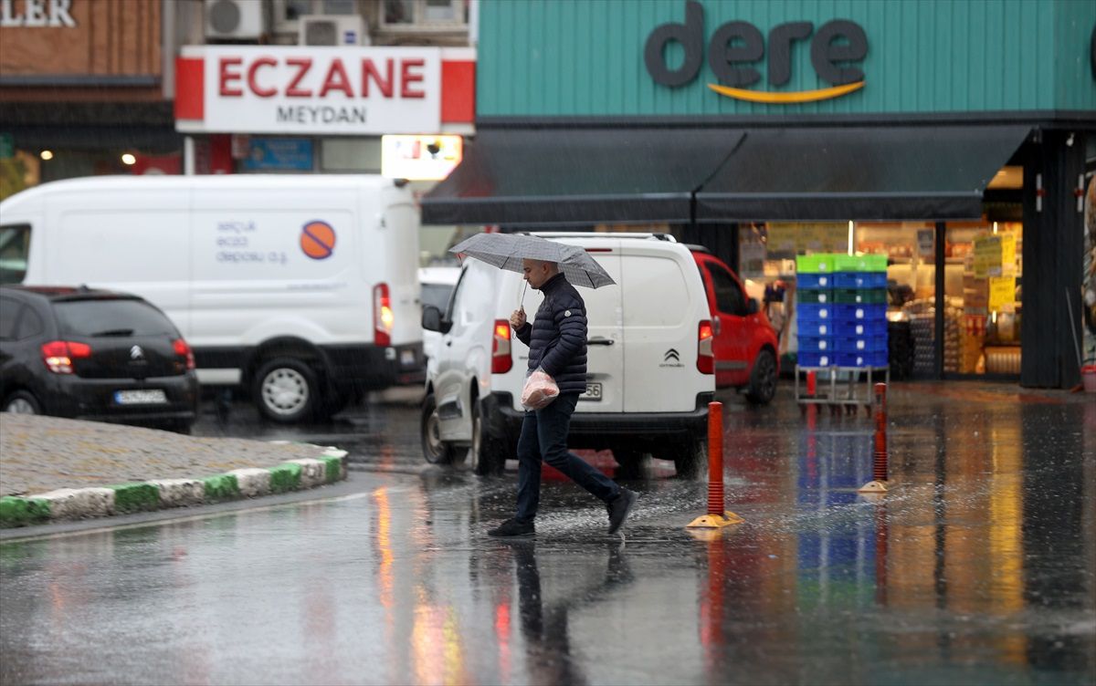 Marmara Bölgesinde Sağanak Yağış Hayatı Olumsuz Etkiliyor