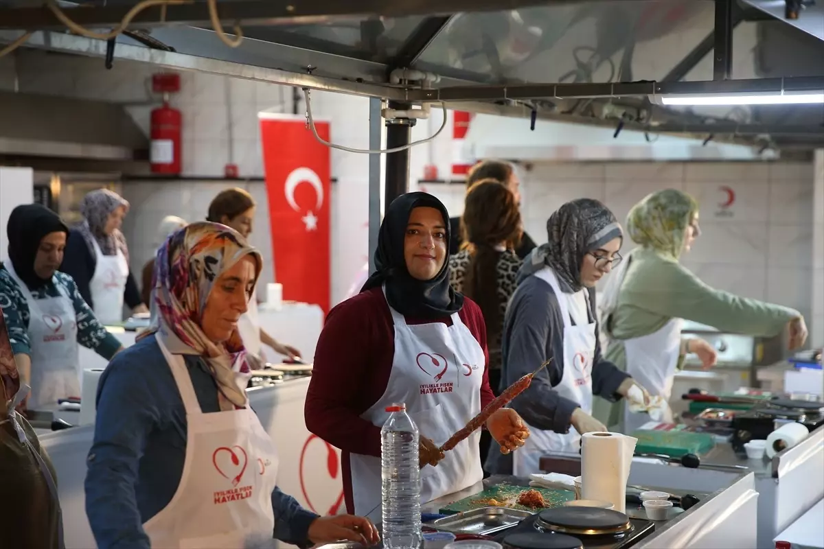 Türk Kızılay'dan Depremzede Kadınlara Aşçılık Atölyesi