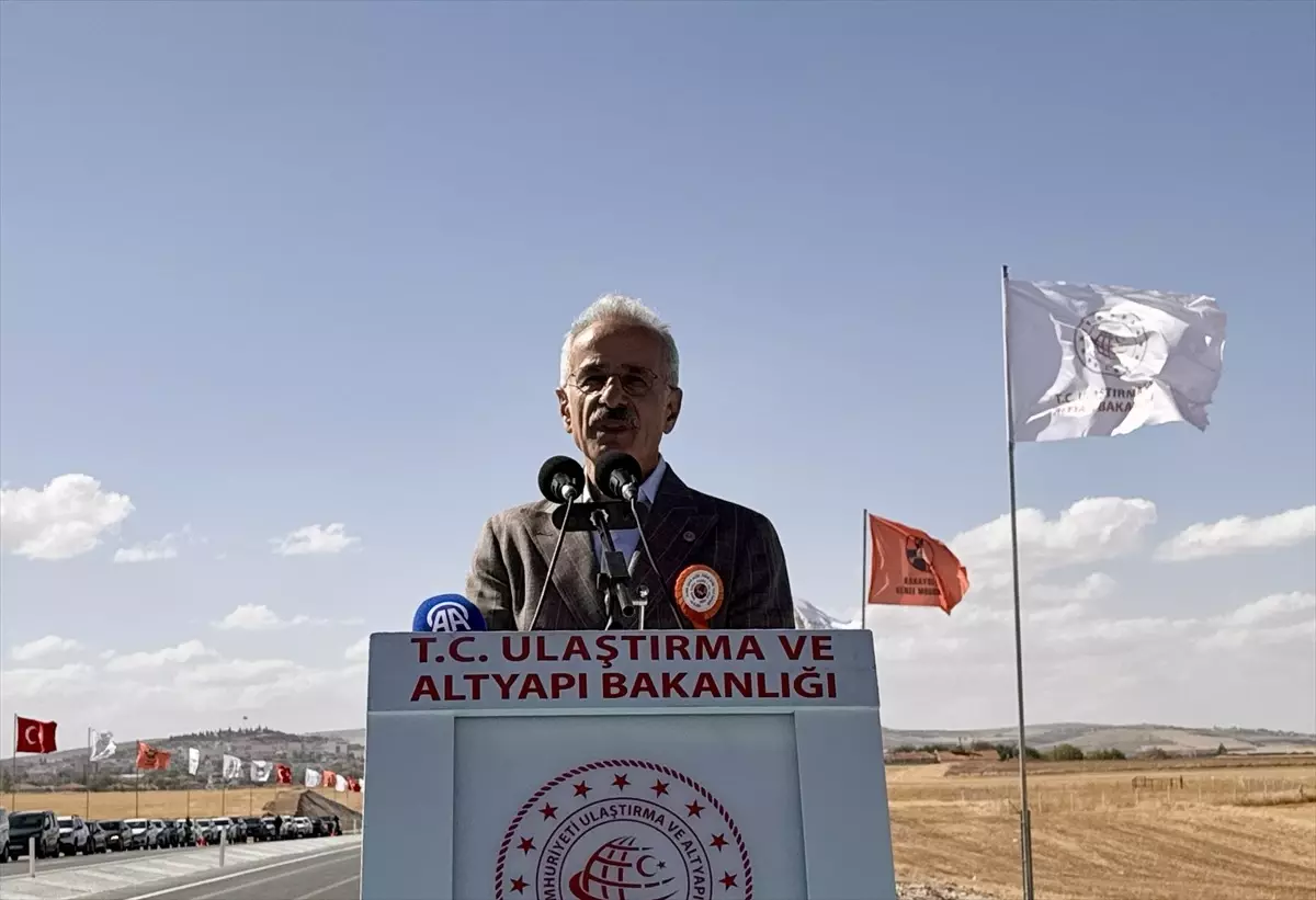 Ulaştırma ve Altyapı Bakanı Uraloğlu, Kırşehir'de tamamlanan 3 kara yolu projesinin açılışını yaptı