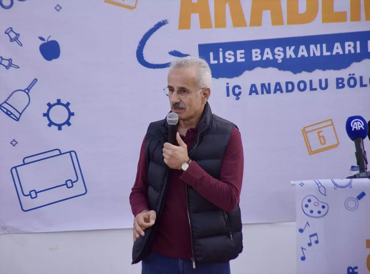Ulaştırma ve Altyapı Bakanı Uraloğlu, Kırşehir'de gençlerle buluştu Açıklaması