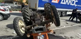 Uşak'ta Tır, Otomobil ve Traktör Kazasında 1 Kişi Yaralandı