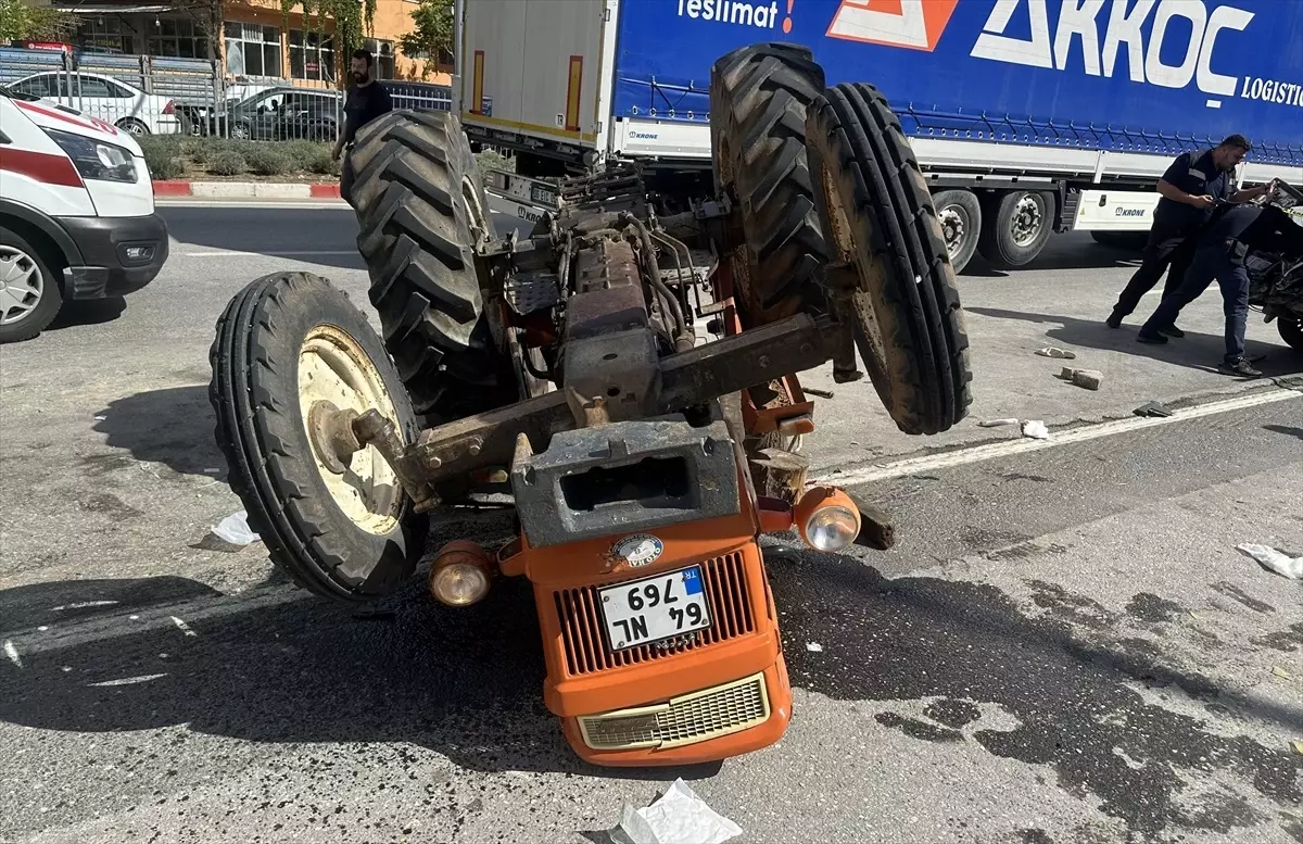 Uşak'ta Tır, Otomobil ve Traktör Kazasında 1 Kişi Yaralandı