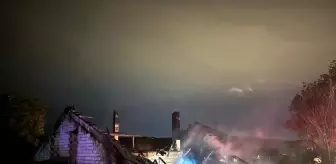 Uşak'ta Saman Deposunda Çıkan Yangın Evi ve Aracı Hasar Verdi