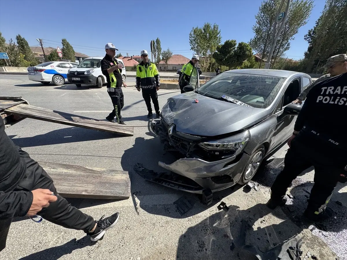 Yüksekova'da Otomobil Kazası: 1 Çocuk Yaralandı