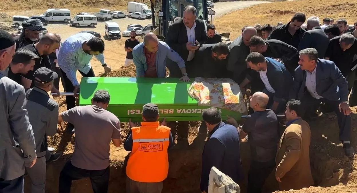 15 Yaşındaki Arnisa Bozkurt'un Cenazesi Gözyaşlarıyla Toprağa Verildi