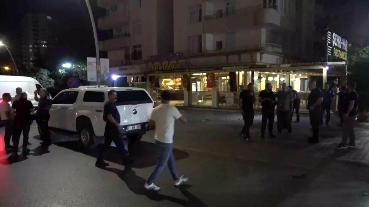 Adana'da Pastaneye El Bombası Atıldı