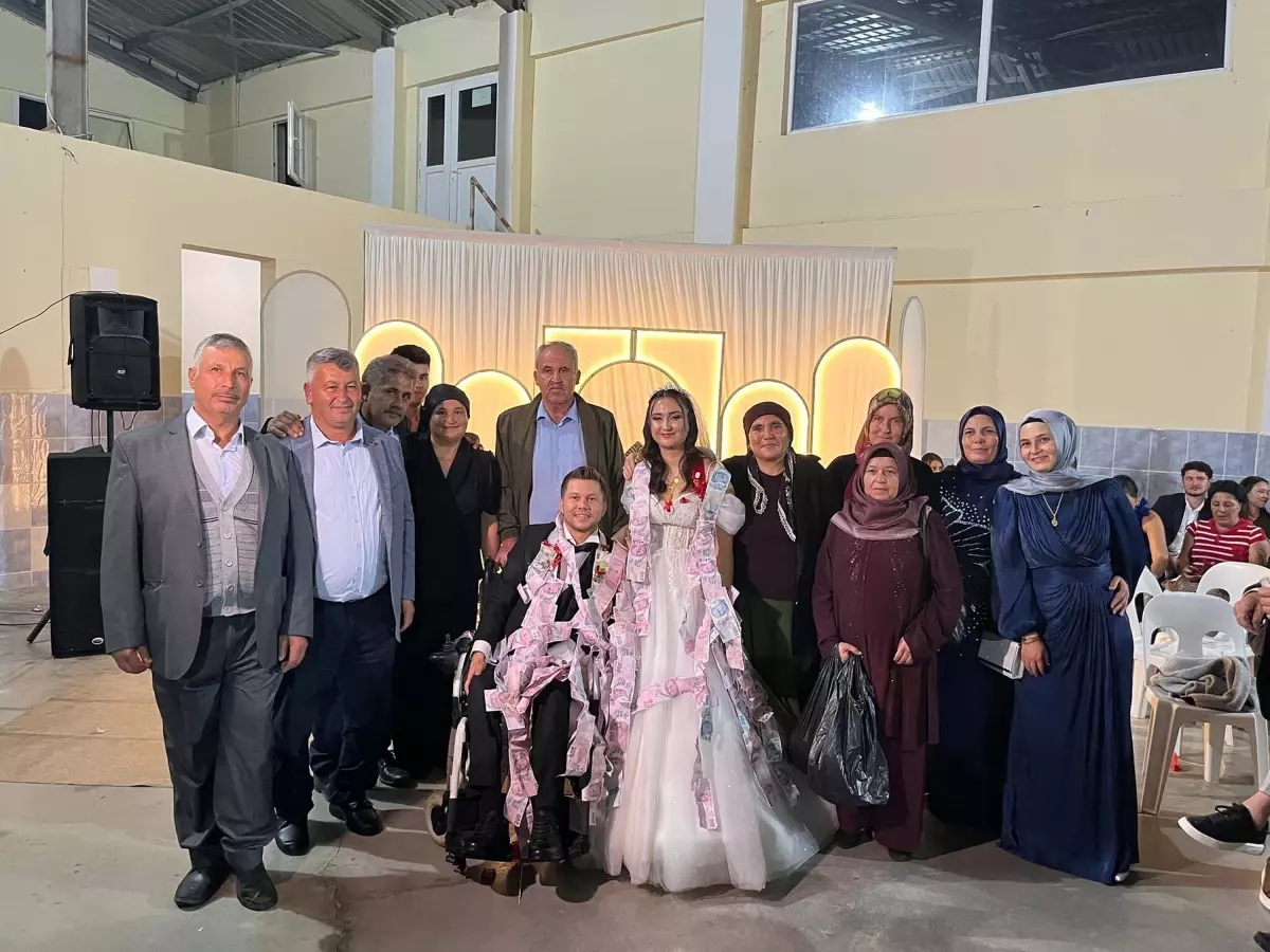 Trafik Kazasında Engelli Kalan Genç, Lise Aşkıyla Evlendi