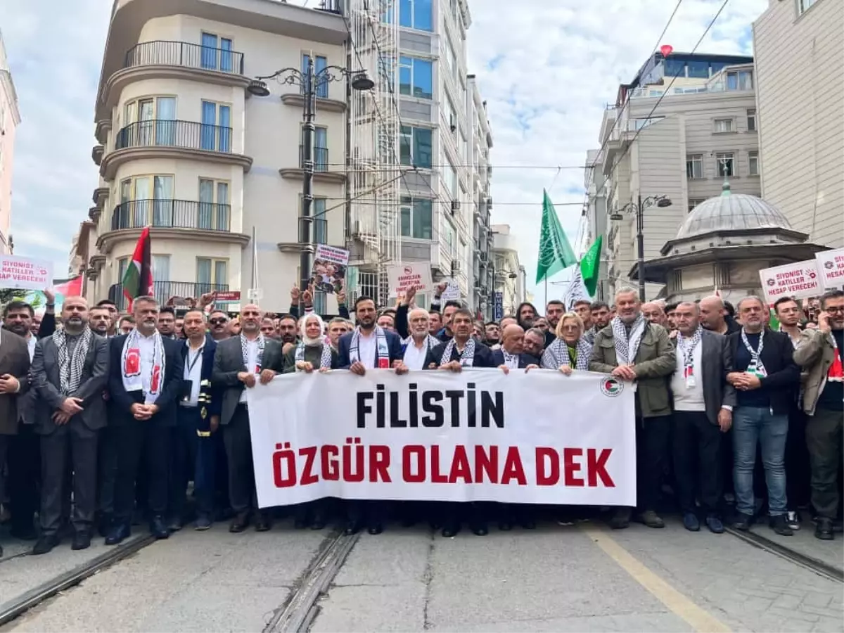 Filistin'e Destek İçin Ayasofya'da Namaz ve Tekne Gösterisi