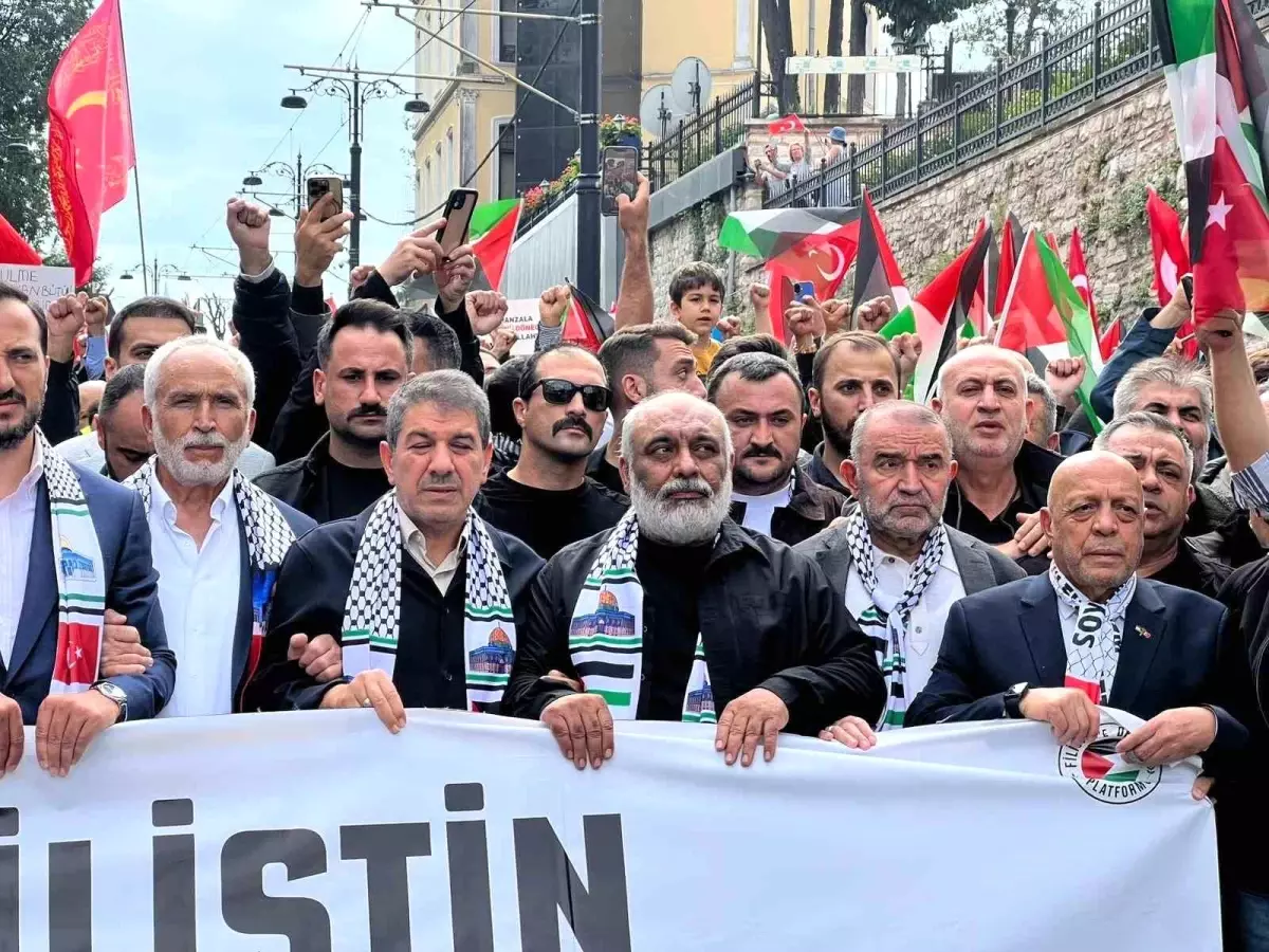 İstanbul'da İsrail'in Filistin Soykırımına Karşı Büyük Yürüyüş