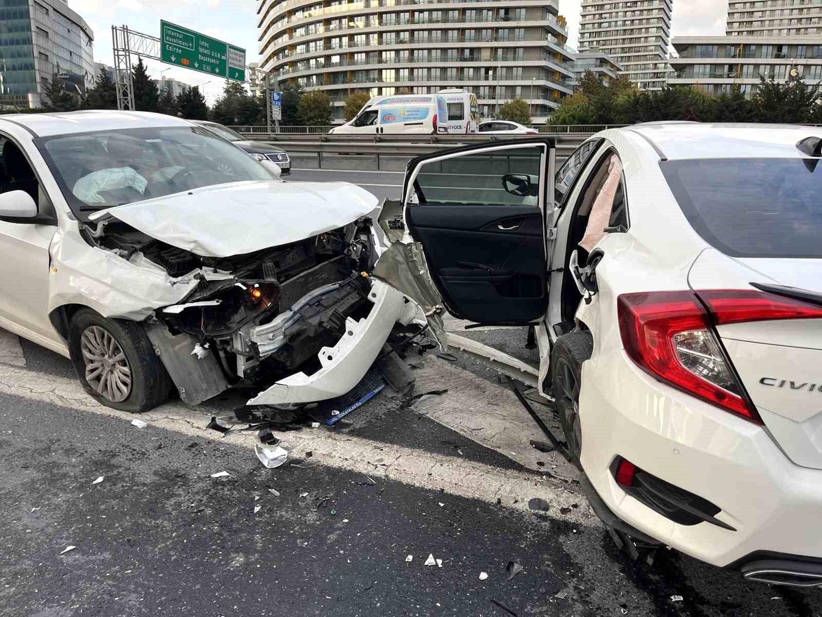 İstanbul'da Trafik Kazası: 4 Yaralı