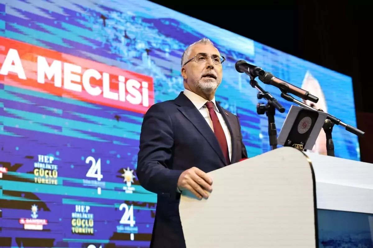 Bakan Işıkhan: İzmir çöp dağlarından ve kokudan geçilmiyor