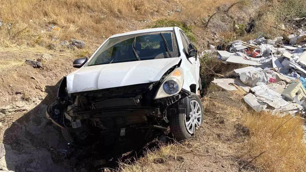 Elazığ'da Otomobil Şarampole Uçtu: 3 Yaralı