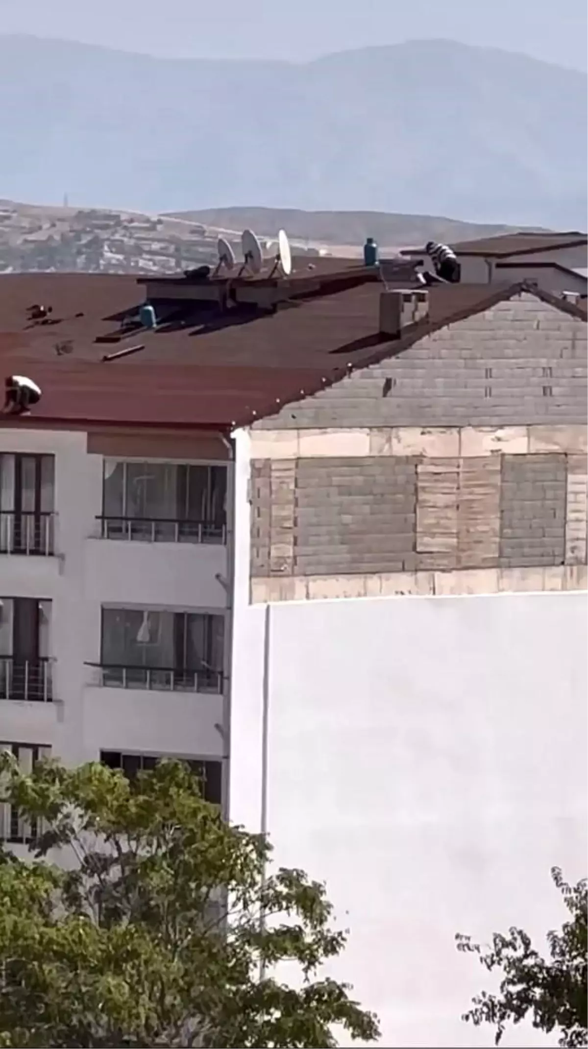 Elazığ'da Güvenlik Önlemi Almadan Çatı Tamiri Yürekleri Ağza Getirdi