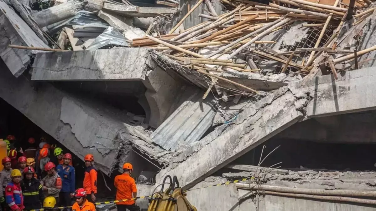 Endonezya'da okul binasının çökmesi sonucu hayatını kaybedenlerin sayısı 37'ye yükseldi