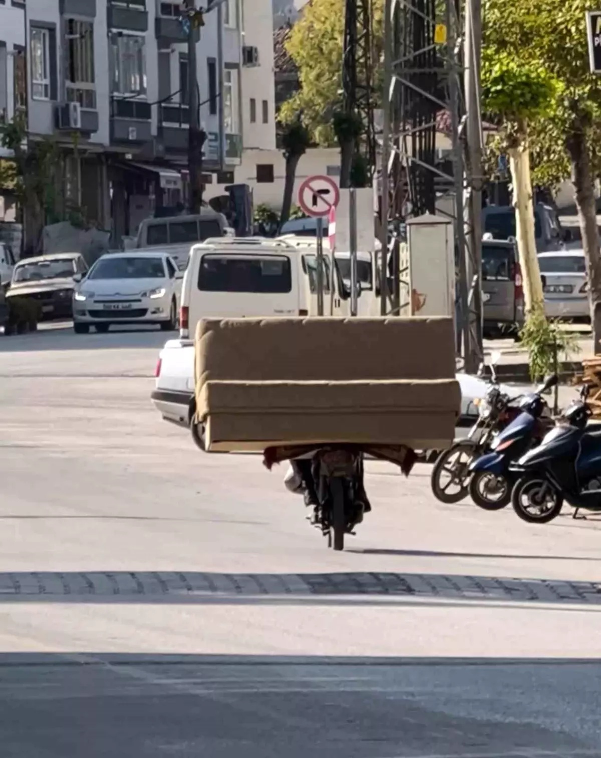 Motosiklet Üzerinde Koltuk Takımıyla İlginç Yolculuk