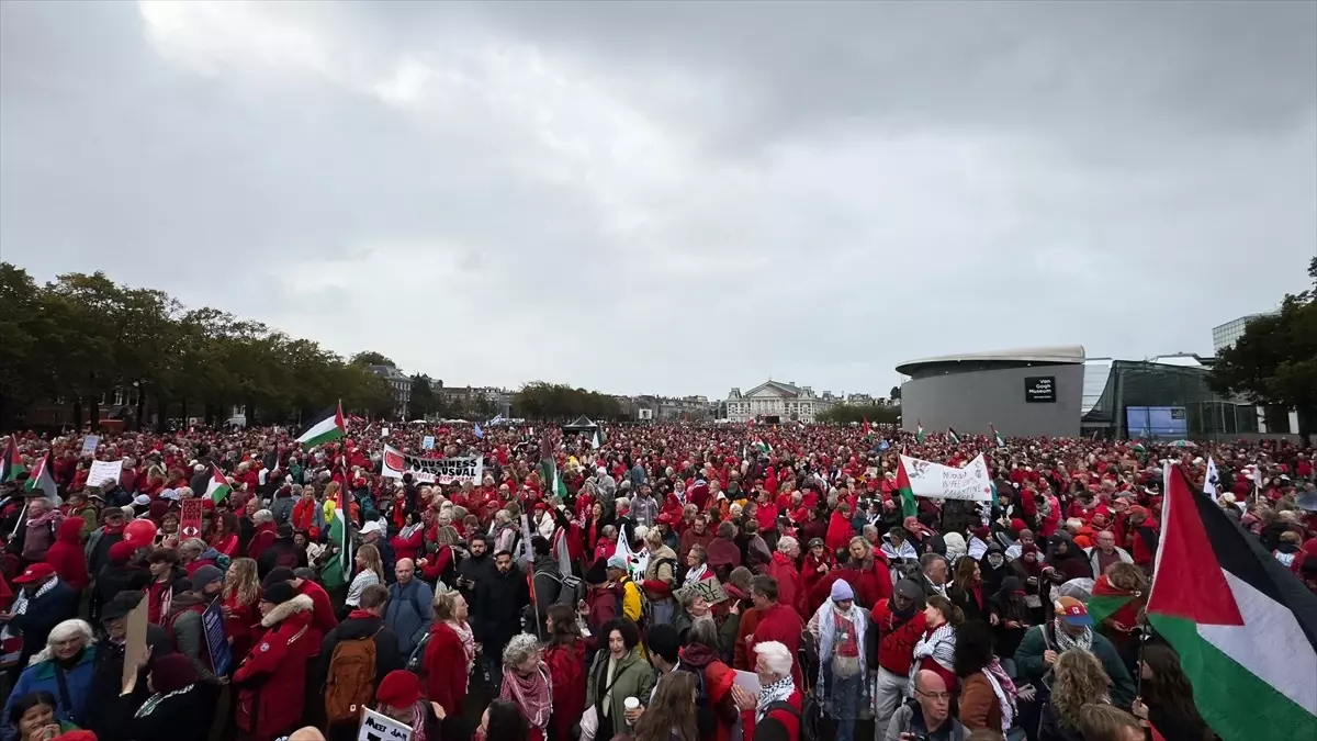 Amsterdam'da 250 Bin Kişi İsrail Yanlısı Politikalara Karşı Gösteri Düzenledi