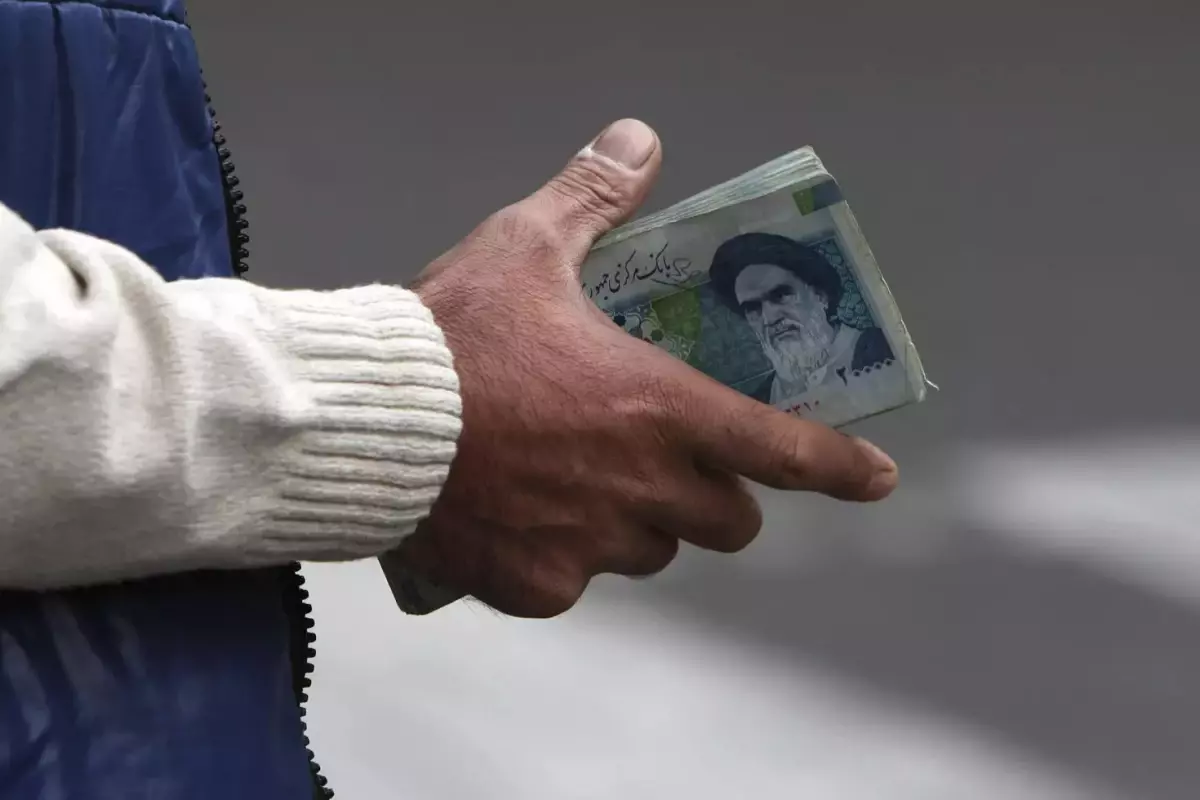 İran, para biriminden 4 sıfırı atıyor