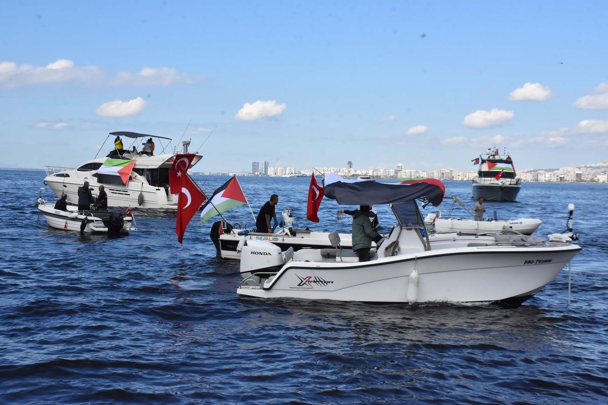 İzmir'de tekneler, Sumud Filosu'na destek için denize açıldı /Video eklendi