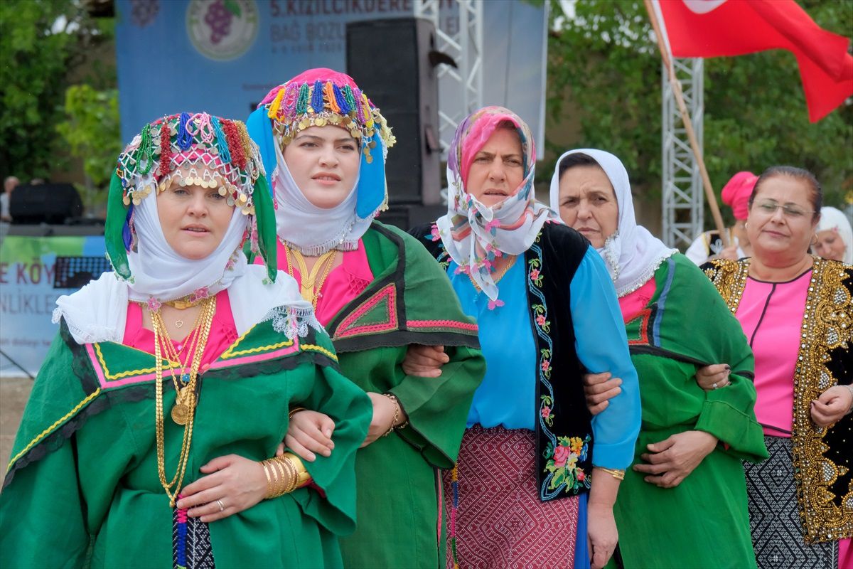 Kırklareli'nde Bağ Bozumu Şenlikleri'nde Gelin Başı Çatma Geleneği Canlandırıldı