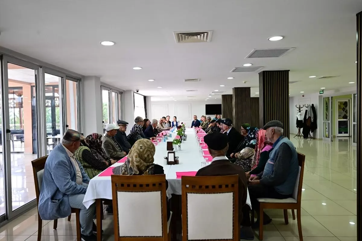 Kırklareli Valisi, Yarım Asırlık Eşlerle Bir Araya Geldi