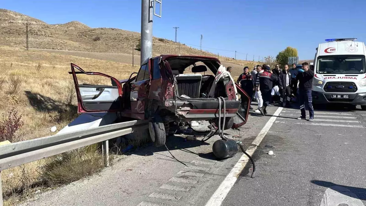 Sivas'ta Trafik Kazasında LPG Tankının Patlamaması Facianın Önüne Geçti