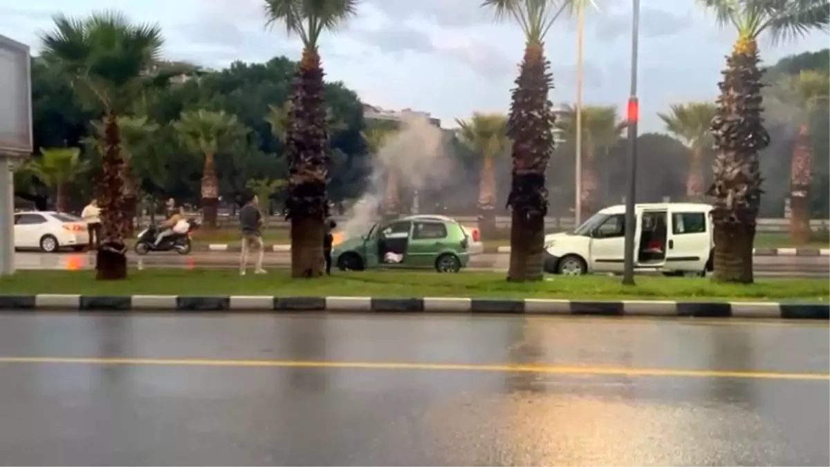 Manisa'da Seyir Halindeki Otomobil Alev Aldı