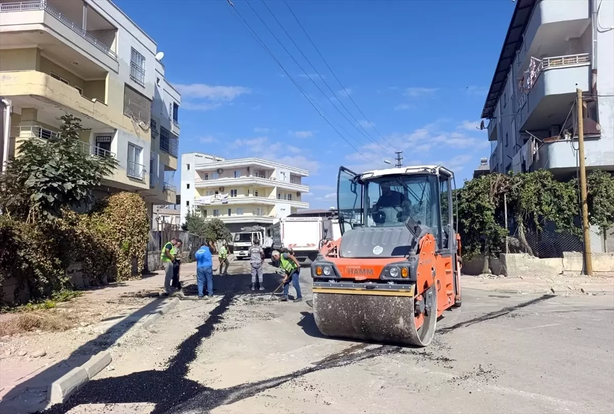 Mersin Akdeniz'de Yol ve Kaldırım Yenileme Çalışmaları Devam Ediyor