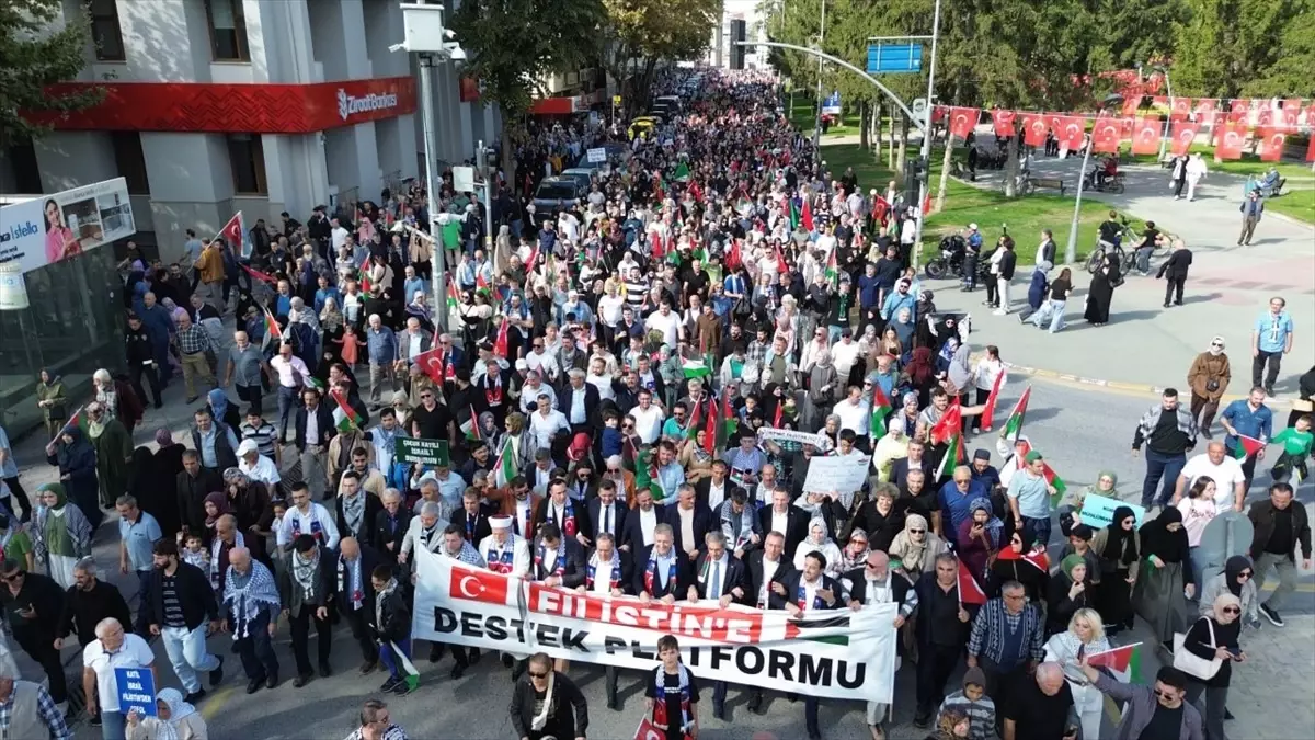 Sakarya'da 'Özgürlüğe Yürüyoruz' Etkinliği: Filistin'e Destek Yürüyüşü