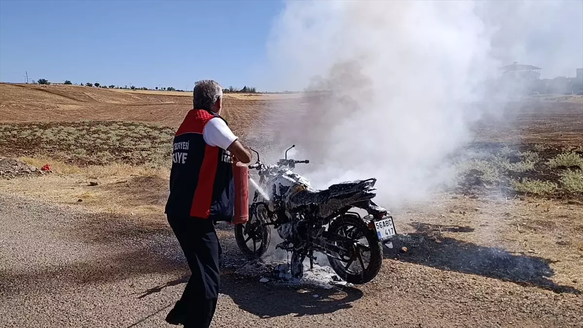 Siirt'te Park Halindeki Motosiklet Yandı