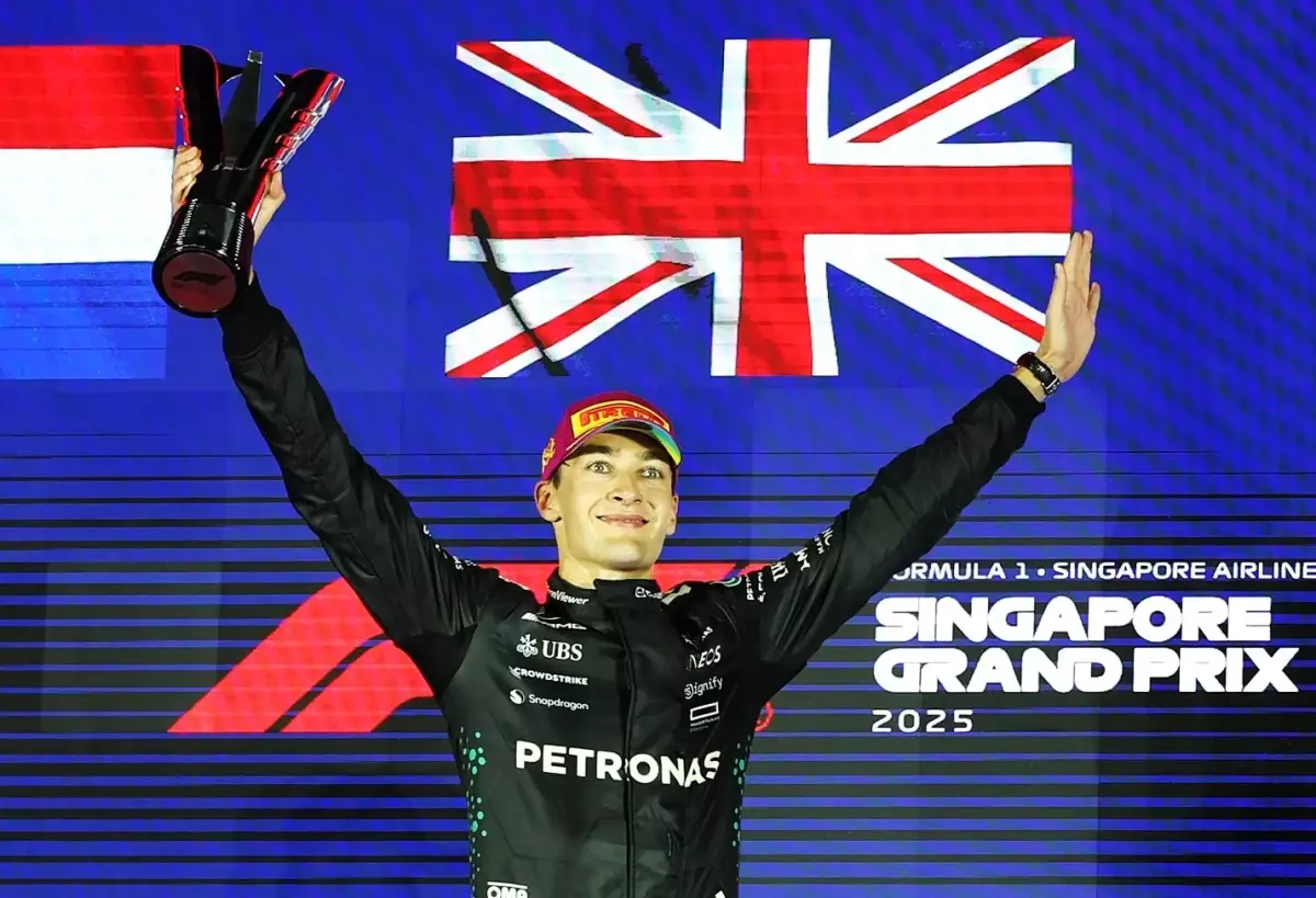 George Russell, Singapur Grand Prix&apos;sinde zaferi kutladı