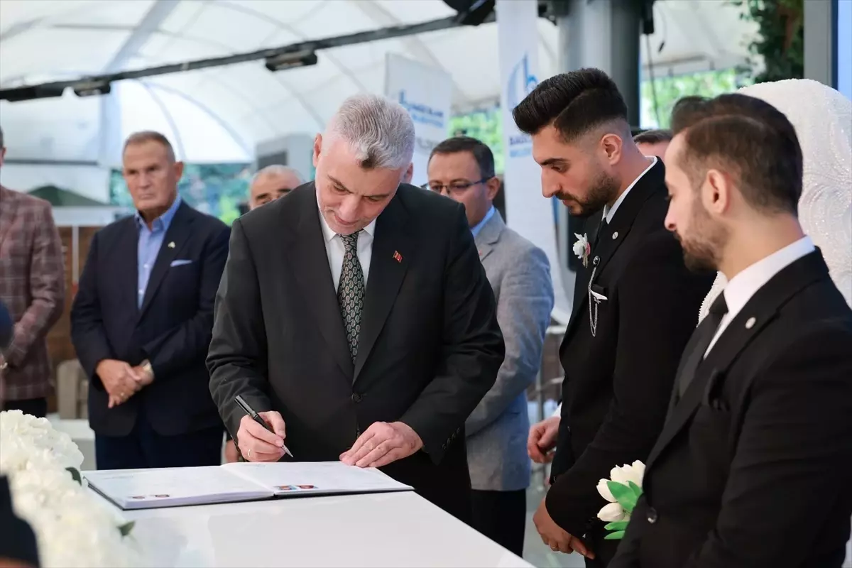 Ticaret Bakanı Ömer Bolat, Bağcılar’daki Toplu Düğün Şölenine Katıldı