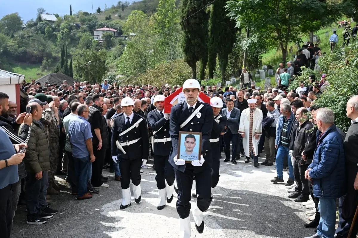 Uçuruma Düşen Polis Memuru Ahmet Çavuş Son Yolculuğuna Uğurlandı