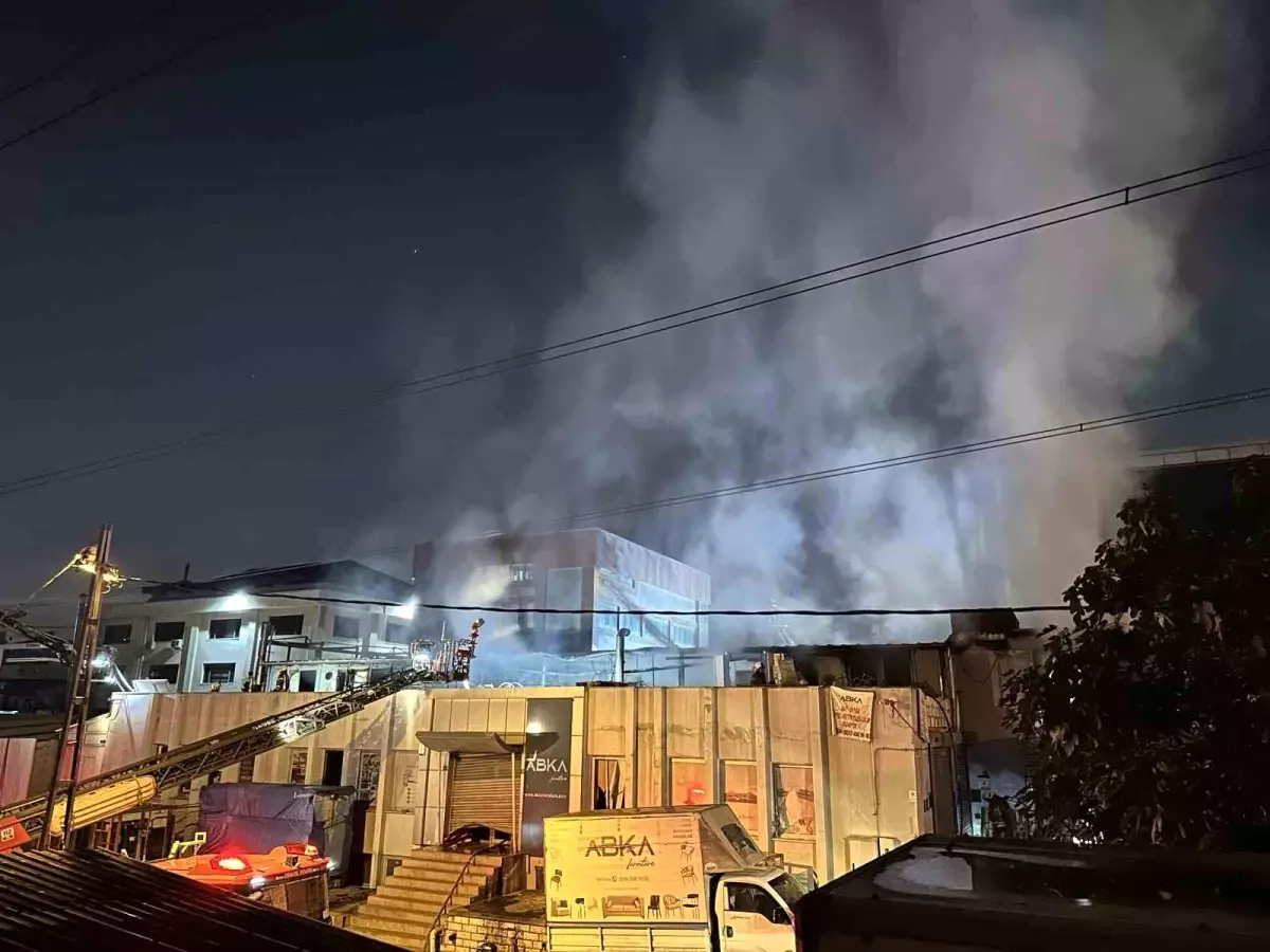 Ümraniye'deki Mobilya Fabrikasında Yangın Kontrol Altına Alındı