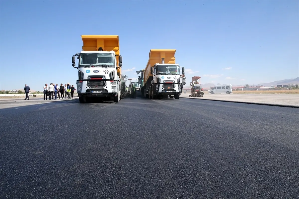 Van Ferit Melen Havalimanı'nın Pisti Yenileniyor