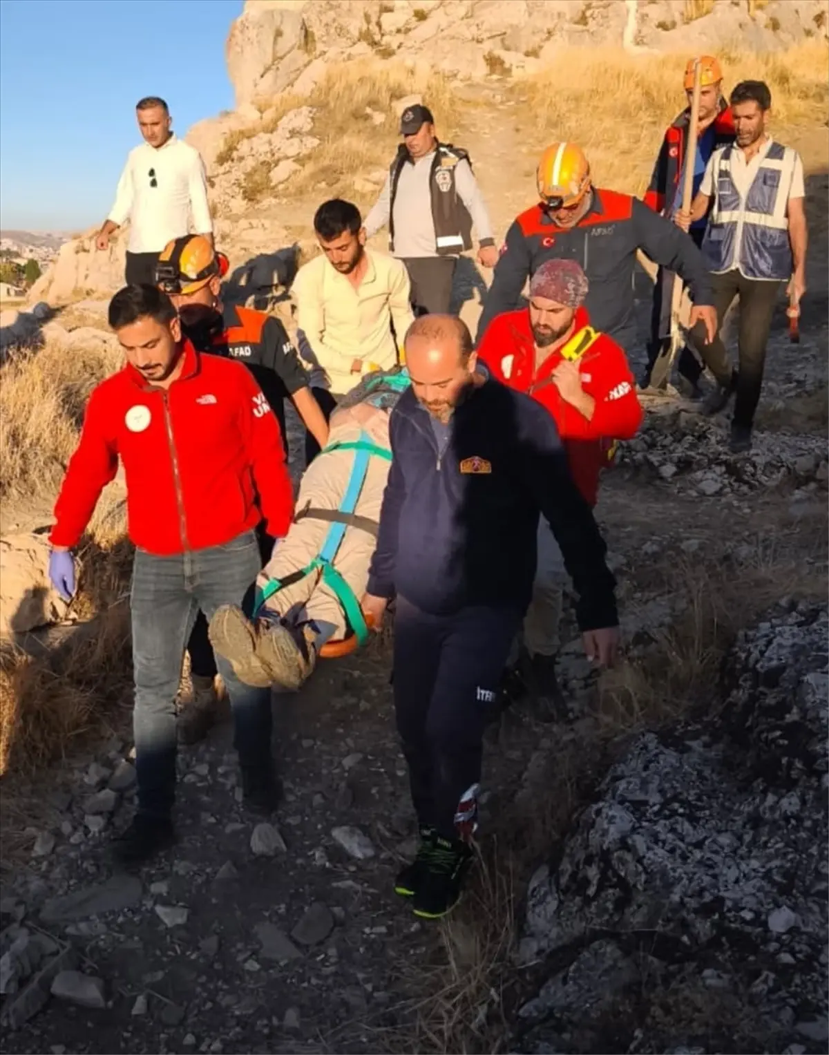 Van Kalesi'nde Mağaraya Düşen Alman Turist Kurtarıldı