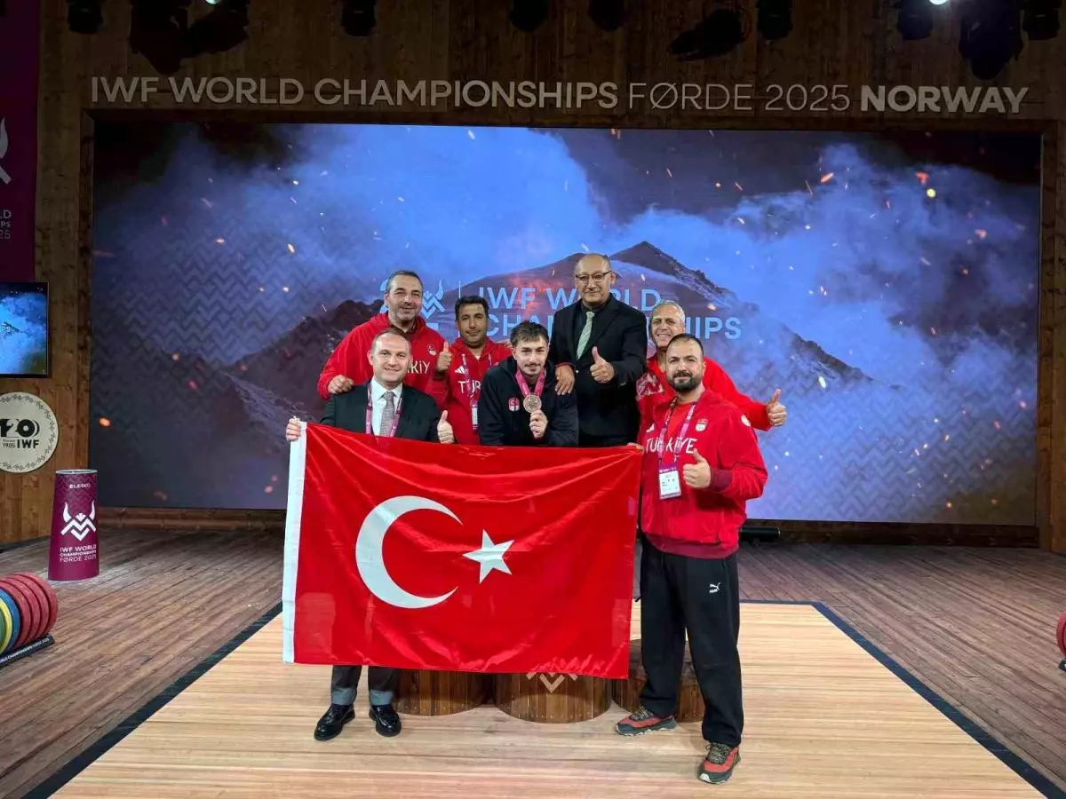 Yusuf Fehmi Genç, Dünya Halter Şampiyonası'nda Bronz Madalya Kazandı
