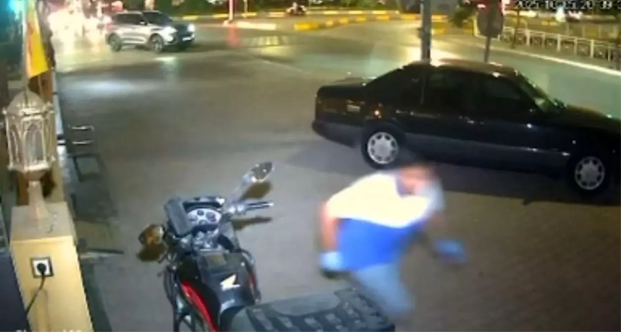 Adana'da 16 Yaşındaki Şüpheli Pastaneye El Bombası Attı