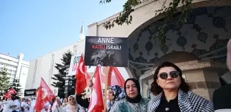 Adana ve çevre illerde AK Parti'li kadınlar Gazze için sessiz insan zinciri oluşturdu