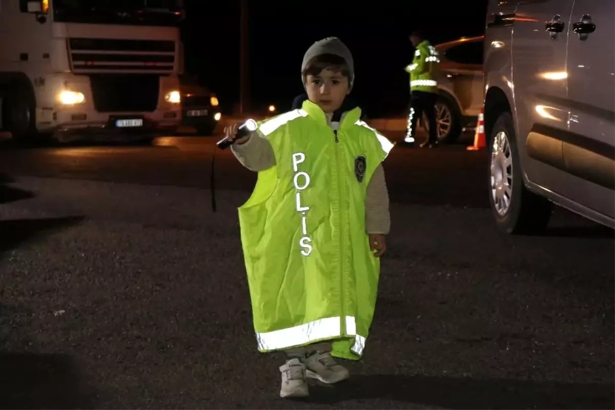 Ağrı'da Küçük Çocuğun Polis Taklidi Gülümsetti