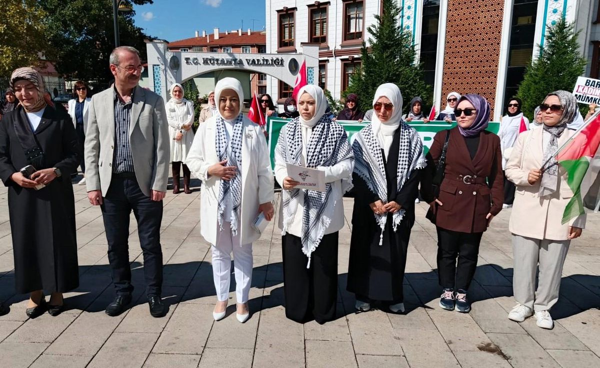 AK Parti Kütahya İl Kadın Kolları Başkanlığı'ndan Gazze için sessiz çığlık zinciri