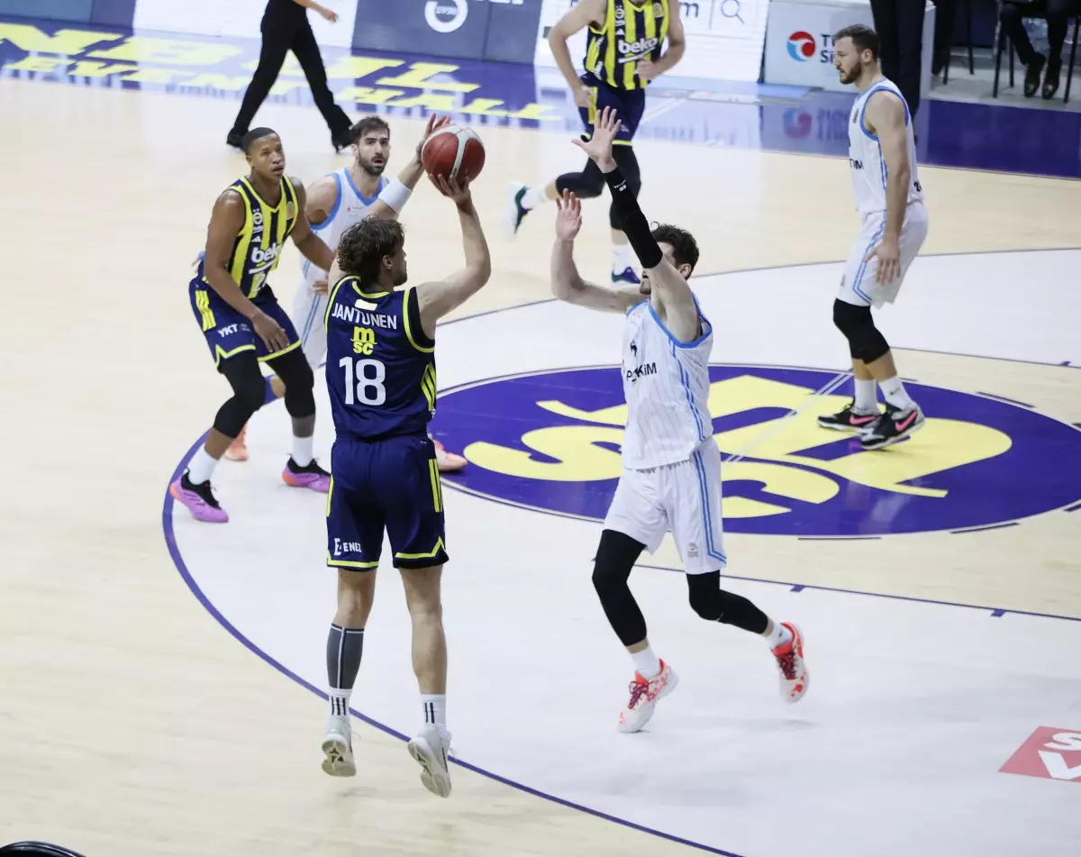 Fenerbahçe Beko, Aliağa Petkim Spor'u 105-83 yenerek ilk galibiyetini aldı