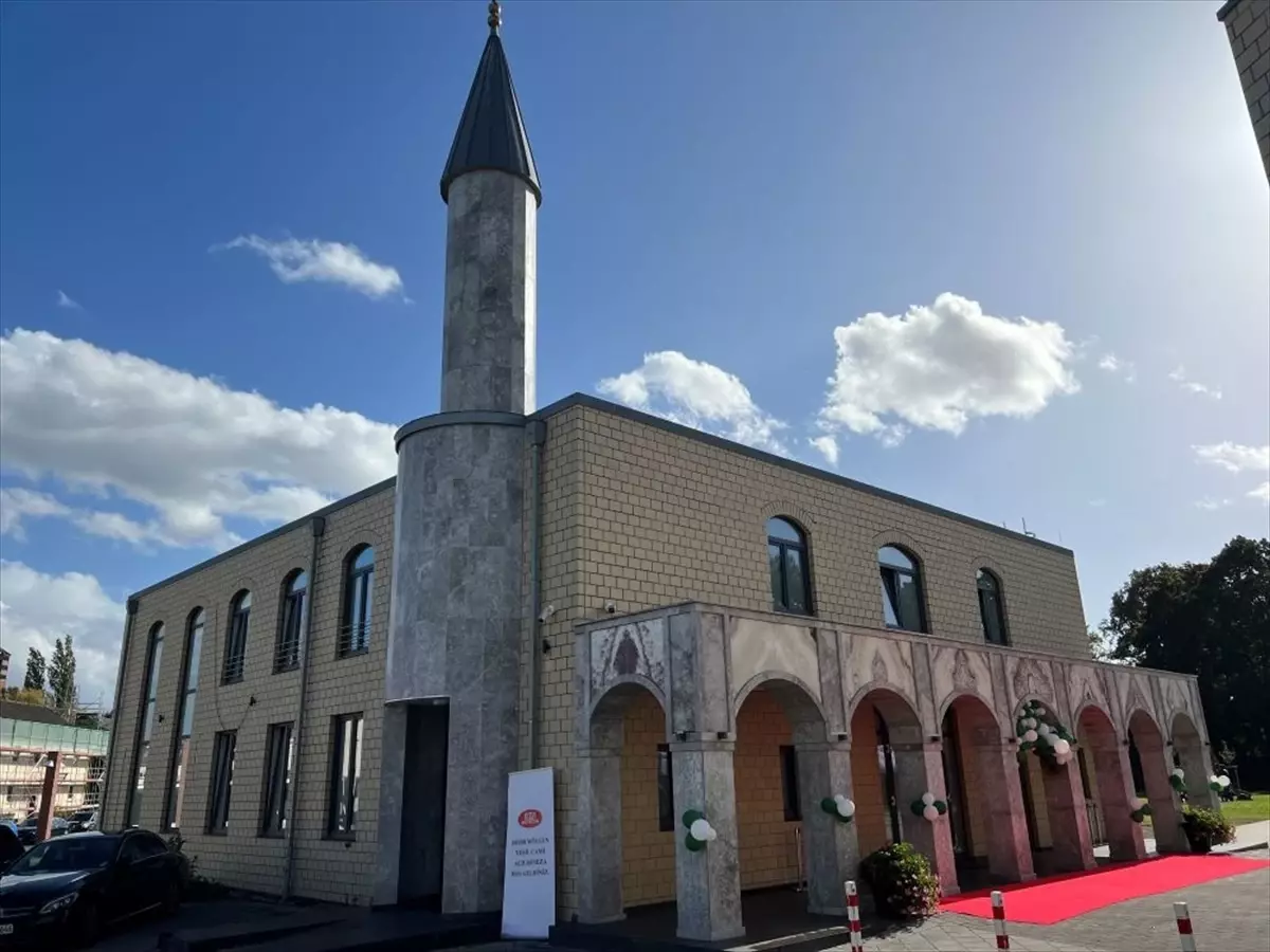 Almanya'da DİTİB'e Bağlı Yeşil Cami İbadete Açıldı