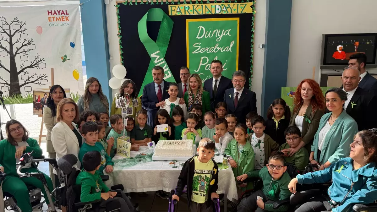 Bakanlar, Serebral Palsi Farkındalık Günü'nde Öğrencilerle Bir Araya Geldi
