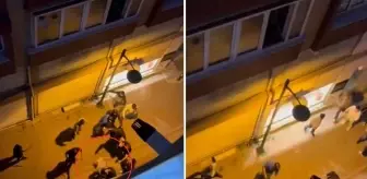 Aralarına aldıkları adamı acımadan dövdüler! O anlar kameralarda