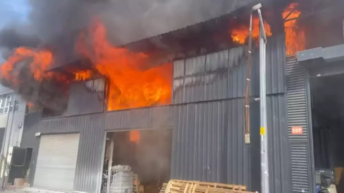 Beylikdüzü'nde fabrikada yangın -1