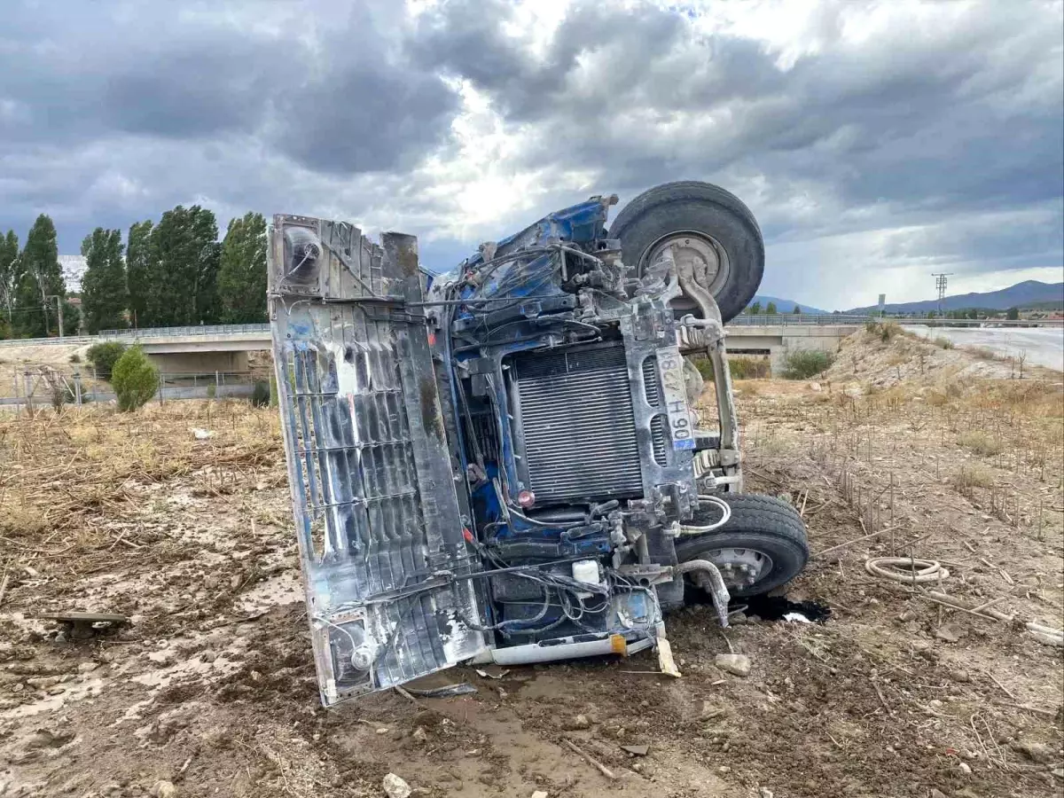 Bilecik'te Tanker Devrildi, Sürücü Yaralandı