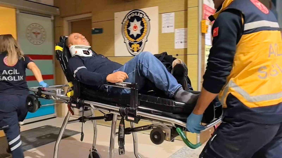 Bursa'da Hafif Ticari Araç Tırla Çarpıştı: 2 Yaralı