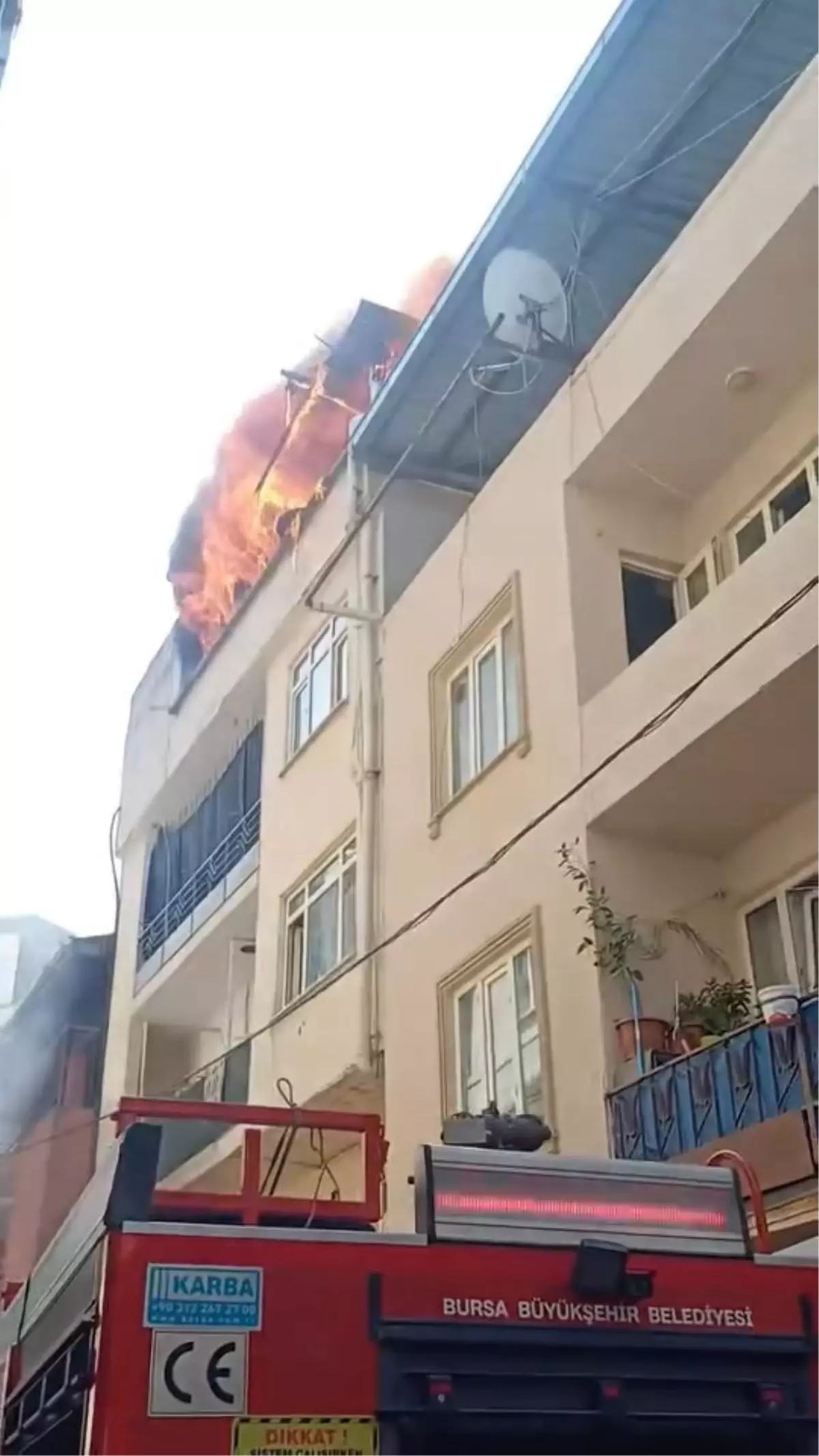 Bursa'da 4 Katlı Binanın En Üst Katında Yangın Çıktı